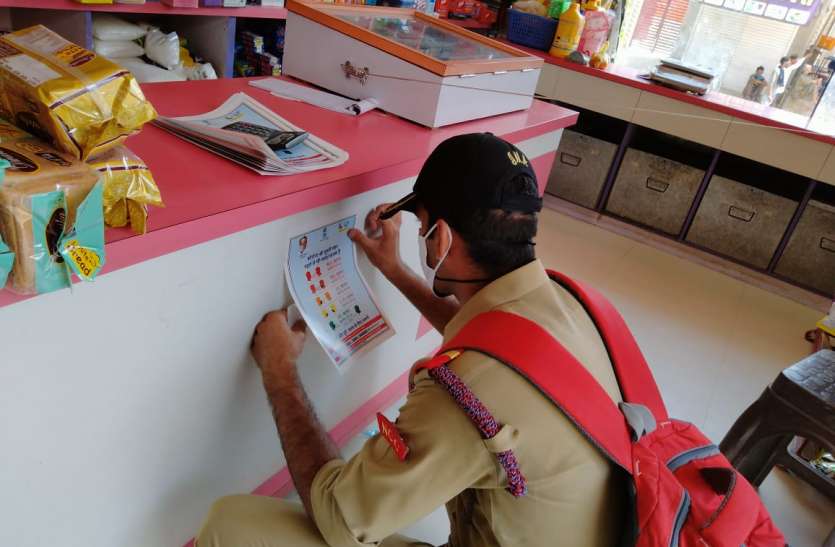 एनसीसी कैडेट्स ने लगाए स्टीकर, की समझाइश एनसीसी कैडेट्स ने लगाए स्टीकर, की समझाइश