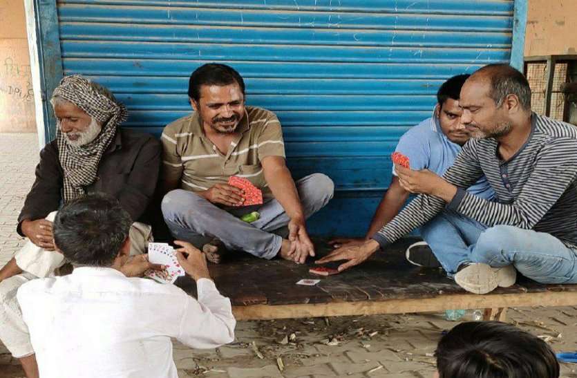 Corona In Rajasthan: Public Negligence Leading Corona Spread पुलिस तो सख्ती कर रही लेकिन ऐसे लापरवाह लोगों की वजह से फ़ैल रहा कोरोना, बिना वजह बाहर बैठे