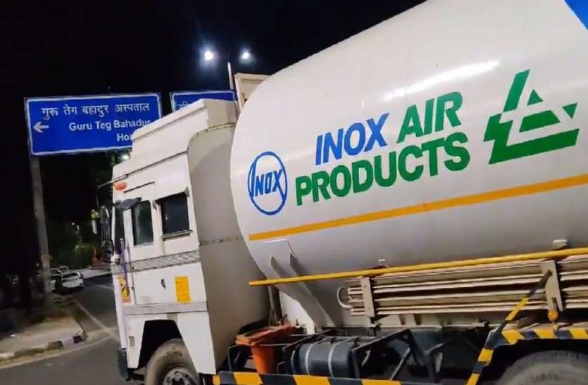 oxygen tanker दिल्ली: 500 मरीजों की जिंदगियां थी दांव पर, देर रात ऑक्सीजन टैंकर के पहुंचने पर लोग हुए भावुक