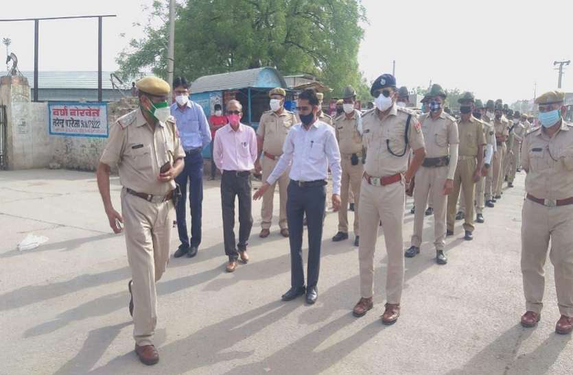 पुलिस ने निकाला फ्लैग मार्च पुलिस ने निकाला फ्लैग मार्च