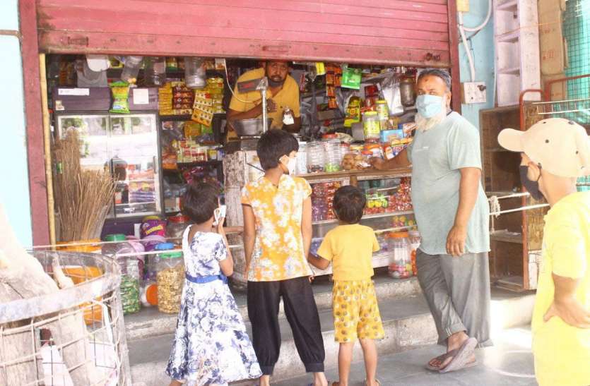 police-tightening-on-intersections-half-shutter-in-the-street-busine पुलिस की चौराहों पर सख्ती, गलियों में आधी शटर खोलकर हो रहा व्यापार
