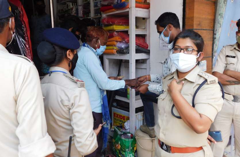 हर ग्राहक का काटा चालान, दुकानों को किया सील, व्यवसायी को ले गए थाना हर ग्राहक का काटा चालान, दुकानों को किया सील, व्यवसायी को ले गए थाना