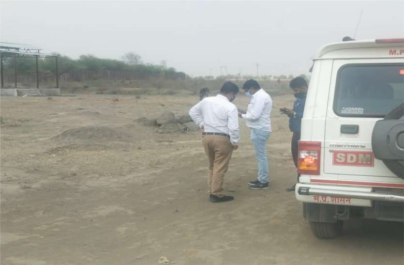 Temporary covid Hospital of one thousand beds रिफाइनरी के बाजू से बनाया जा रहा एक हजार पलंग का अस्थाई कोविड अस्पताल, डोम बनाने वालों ने देखी जगह