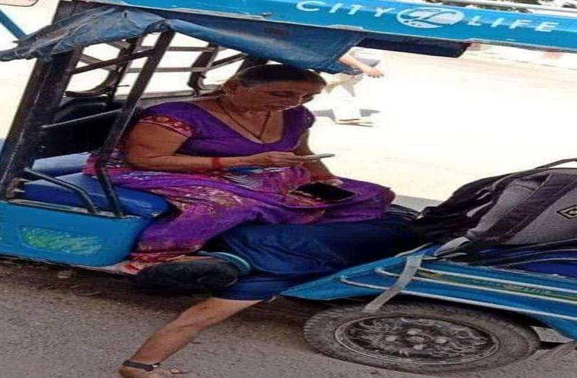 वाराणसी में कोरोना संक्रमण : भोले की नगरी में ई-रिक्शा पर ढो रहे शव, ठेके पर अंतिम संस्कार वाराणसी में कोरोना संक्रमण : भोले की नगरी में ई-रिक्शा पर ढो रहे शव, ठेके पर अंतिम संस्कार
