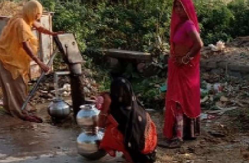 बालापुरा गांव में बिगड़ रही पेयजल व्यवस्था बालापुरा गांव में बिगड़ रही पेयजल व्यवस्था