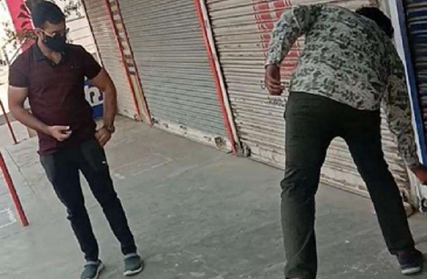 दुकान लॉक है तो क्या हुआ, शराब चाहिए, जेब करो ढीली, पल झपकते ही पसंदीदा शराब की बोतल हाजिर दुकान लॉक है तो क्या हुआ, शराब चाहिए, जेब करो ढीली, पल झपकते ही पसंदीदा शराब की बोतल हाजिर