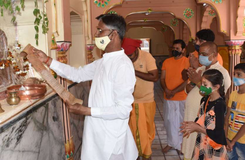 मंदिरों और घरों में हुए भगवान श्रीराम के अभिषेक -पूजन मंदिरों और घरों में हुए भगवान श्रीराम के अभिषेक -पूजन