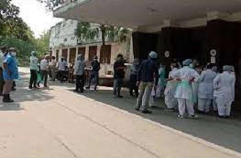 दो महिलाएं अस्पताल में वार्ड में घुसी और इस तरह संक्रमित महिला की ली जान, तंत्र मंत्र की चर्चा दो महिलाएं अस्पताल में वार्ड में घुसी और इस तरह संक्रमित महिला की ली जान, तंत्र मंत्र की चर्चा