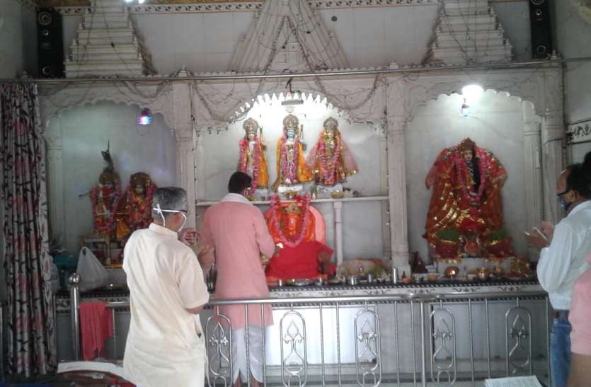 Corona Lockdown: Worship in temples in social distancing, worship of A कोरोना लॉकडाउन: सोशल डिस्टेंसिंग में मंदिरों में हुआ पूजा, आदिशक्ति की आराधना के साथ राम की आराधना