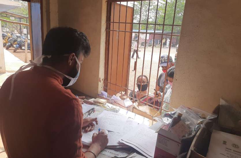OMG होम आइसोलेशन में रहने वालों के लिए खुशखबर, अब मिलेगी बुखार की भी दवा, पहले की गई थी कटौती OMG होम आइसोलेशन में रहने वालों के लिए खुशखबर, अब मिलेगी बुखार की भी दवा, पहले की गई थी कटौती