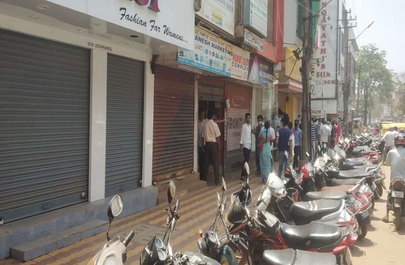 पुलिस की सख्ती देख गिरने लगे दुकानों के शटर, आवश्यक सेवाएं छोड़ बाकी सब बंद पुलिस की सख्ती देख गिरने लगे दुकानों के शटर, आवश्यक सेवाएं छोड़ बाकी सब बंद