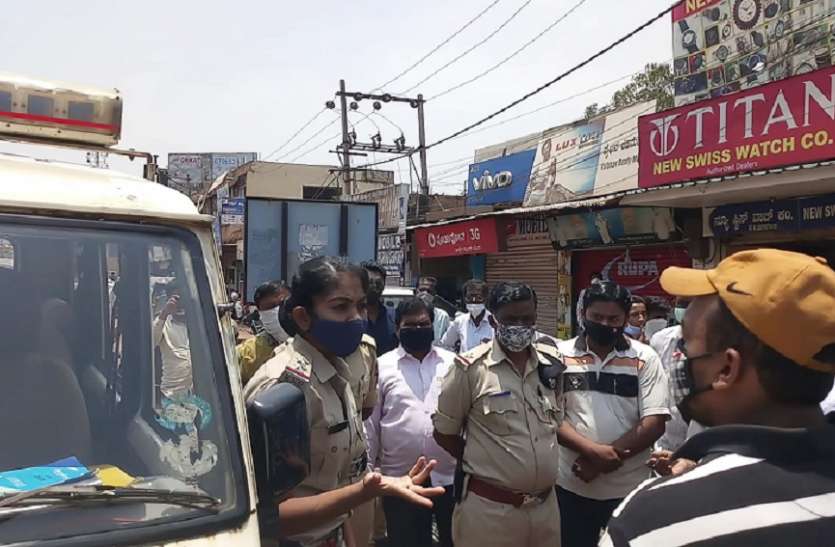 व्यापारी रहे असमंजस में, पुलिस ने बंद करवाई दुकानें व्यापारी रहे असमंजस में, पुलिस ने बंद करवाई दुकानें