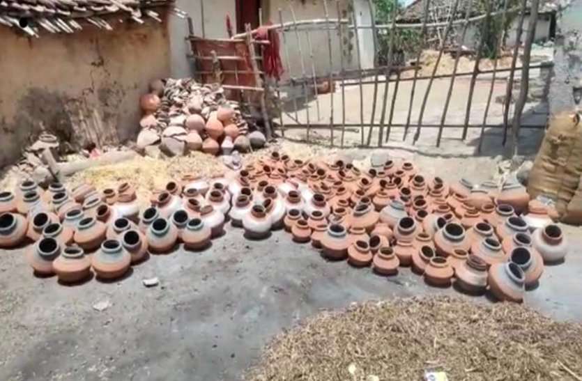 कुम्हारों पर छाया रोजी-रोटी का संकट कुम्हारों पर छाया रोजी-रोटी का संकट