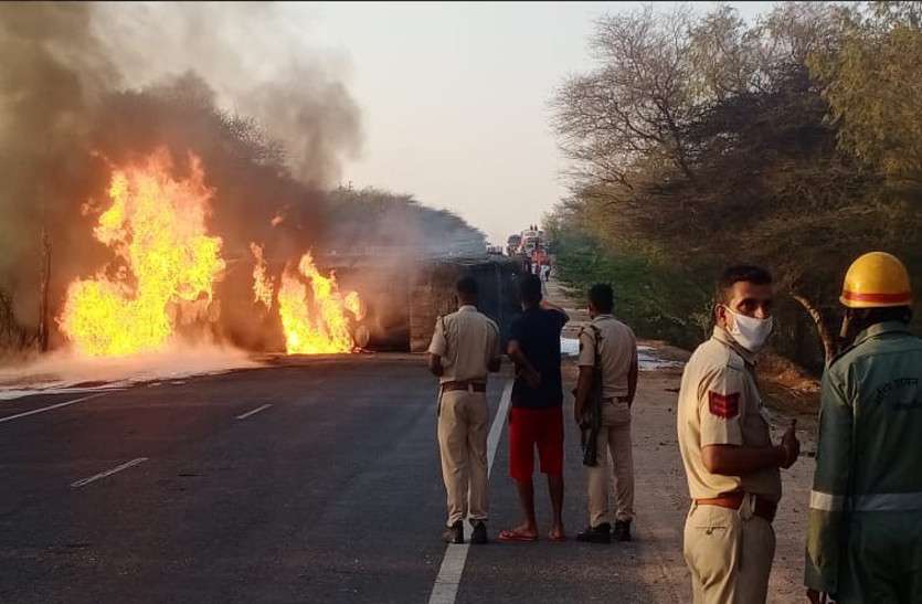 bikaner_accident.jpg टैंकर पलटा, 'कैमिकल ब्लास्ट' की आशंका से दहशत