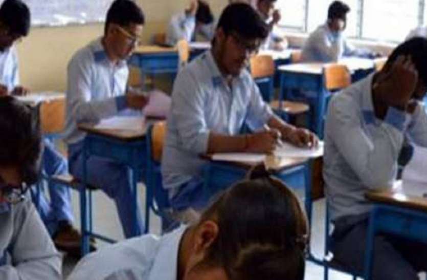 book किताबें कुछ कहना चाहती है, तुम्हारे पास रहना चाहती है...