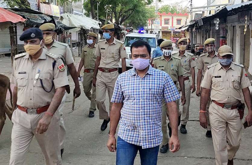 फ्लैग मार्च निकाल किया जागरूक, गाइडलाइन पालना की अपील की फ्लैग मार्च निकाल किया जागरूक, गाइडलाइन पालना की अपील की