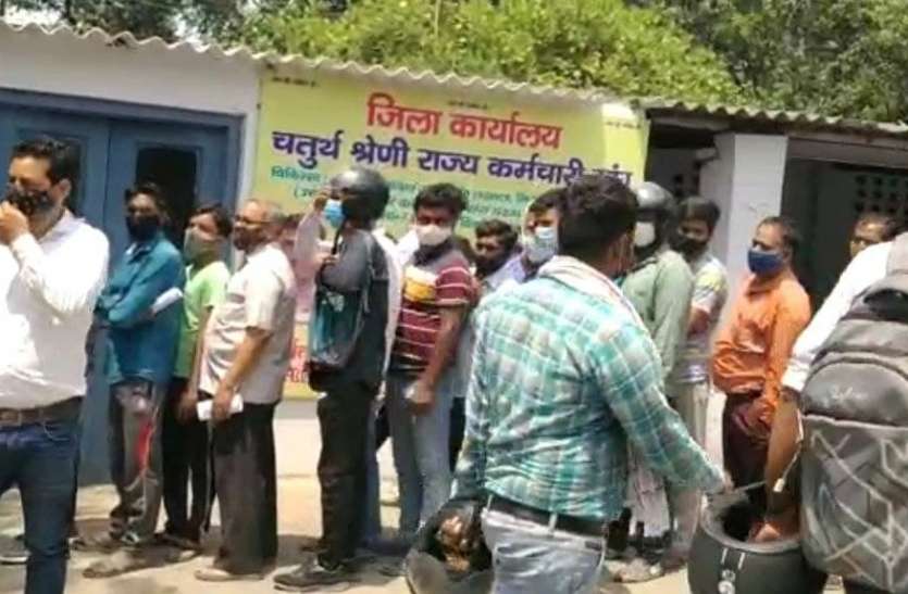 ghzibad बिना लक्षण वाले मामले सामने आने के बाद कोविड जांच केंद्रों पर लगी भीड़