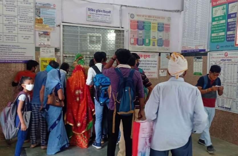 रेलवे स्टेशन पर सोशल डिस्टेंसिंग बेपटरी, गाइडलाइन का यात्री तोड़ रहे सिग्नल रेलवे स्टेशन पर सोशल डिस्टेंसिंग बेपटरी, गाइडलाइन का यात्री तोड़ रहे सिग्नल