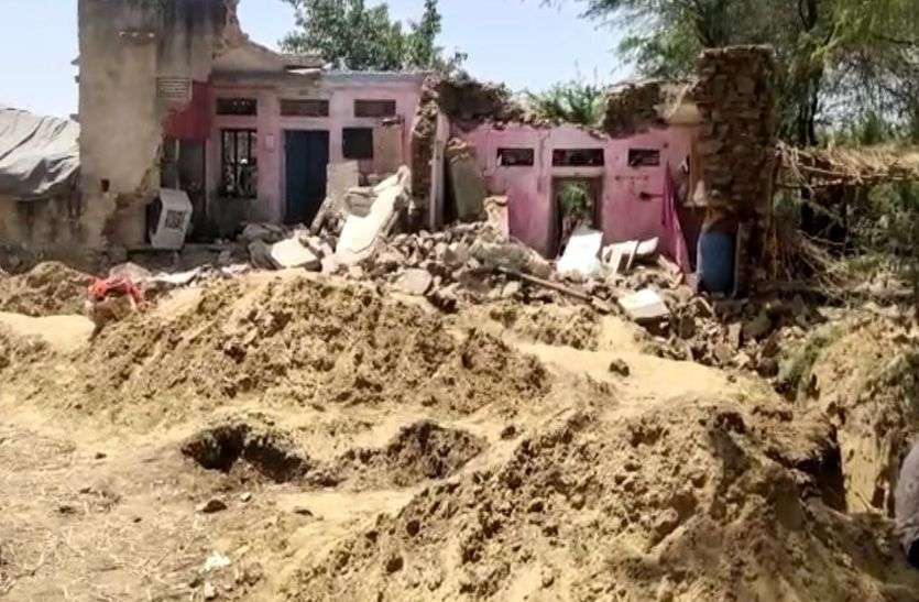 पड़ोसी ने खुद के मकान की ऐसी नींव खुदाई कराई कि दूसरे का ढह गया आशियाना! पिता की मौत-मां-बेटी घायल पड़ोसी ने खुद के मकान की ऐसी नींव खुदाई कराई कि दूसरे का ढह गया आशियाना! पिता की मौत-मां-बेटी घायल