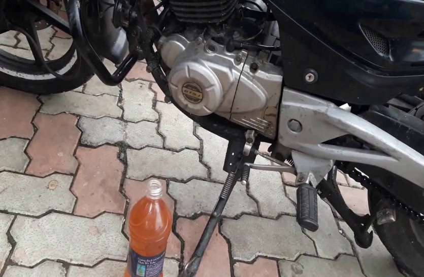 गाड़ी से पेट्रोल निकाल रहा था चोर, घर से मालिक निकला तो कर दी डंडे से जमकर धुनाई, मोबाइल भी लूटकर भागा गाड़ी से पेट्रोल निकाल रहा था चोर, घर से मालिक निकला तो कर दी डंडे से जमकर धुनाई, मोबाइल भी लूटकर भागा