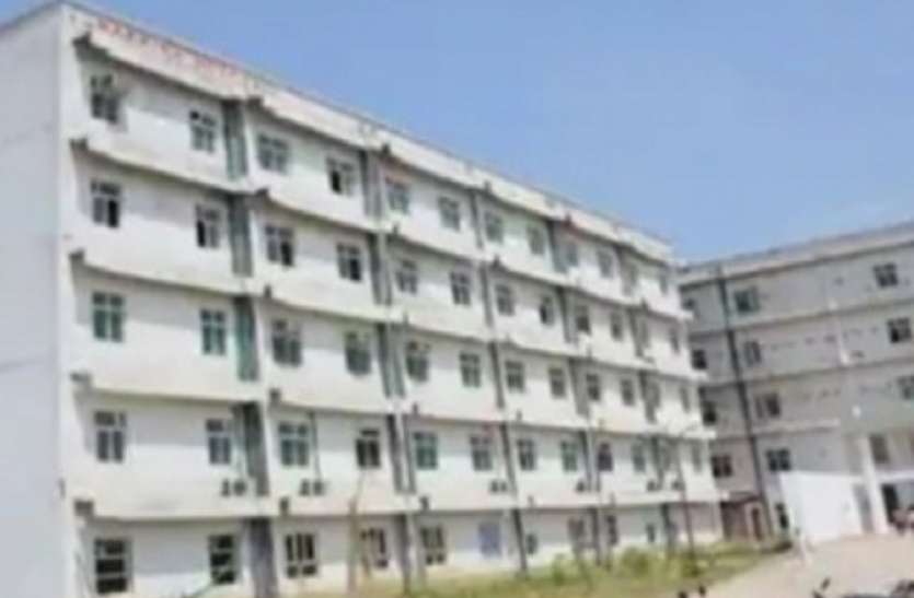कोरोना संक्रमित जिला जज को भी अस्पताल में नही मिला इलाज, सीएमओ सहित लिफ्ट में फंसे, फिर जो हुआ कोरोना संक्रमित जिला जज को भी अस्पताल में नही मिला इलाज, सीएमओ सहित लिफ्ट में फंसे, फिर जो हुआ