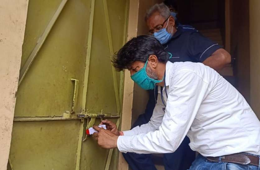 Officers arrived in the market as customers, 4 shops sealed, case registered ग्राहक बनकर बाजार में पहुंचे अफसर, 4 दुकानों को किया सील, केस दर्ज