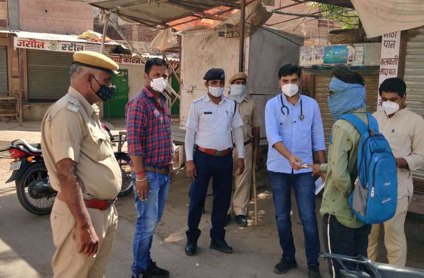 बंद पड़े है बाजार, अधिकारी ले रहे जायजा बंद पड़े है बाजार, अधिकारी ले रहे जायजा