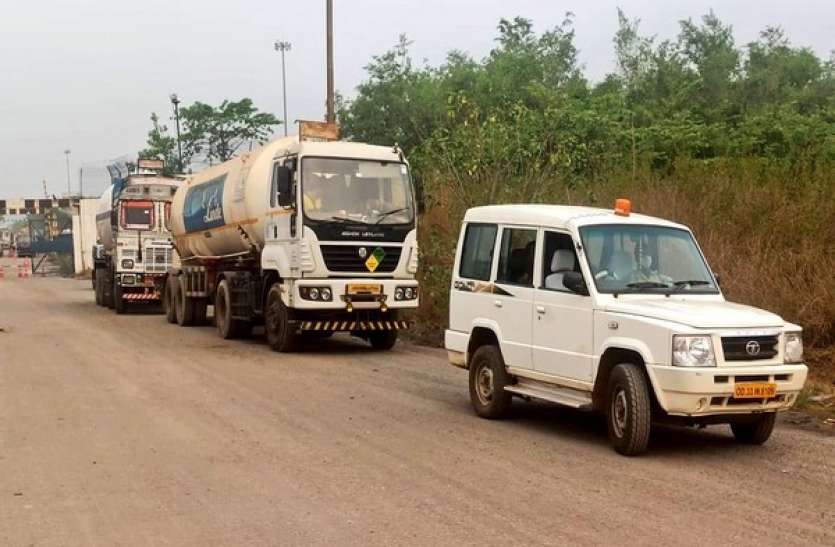 Coronavirus Crisis: Odisha sends 15 Medical Oxygen tankers to other states ओडिशा ने कई राज्यों में भेजे ऑक्सीजन के 15 टैंकर, एक दिन पहले ही की थी मदद की बात
