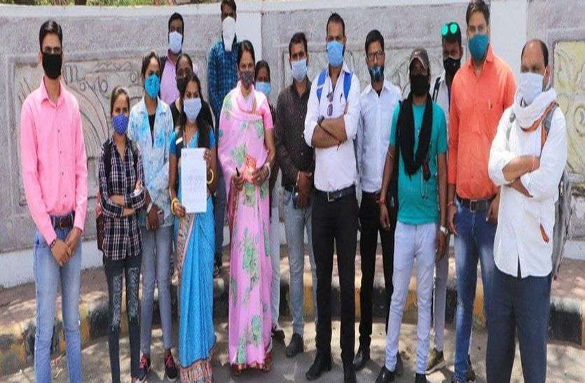 सब कुछ फर्जी : रोजगार के नाम महिलाओं से ठगी, पीडि़त परिवारों ने अजमेर एसपी से न्याय की लगाई गुहार सब कुछ फर्जी : रोजगार के नाम महिलाओं से ठगी, पीडि़त परिवारों ने अजमेर एसपी से न्याय की लगाई गुहार