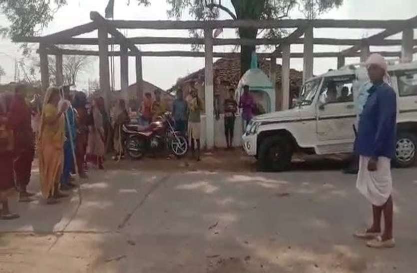 ग्राम भेड़की की महिलाओं ने वैक्सीनेशन करने गई टीम को लाठी-डंडे से लैस होकर खदेड़ा ग्राम भेड़की की महिलाओं ने वैक्सीनेशन करने गई टीम को लाठी-डंडे से लैस होकर खदेड़ा