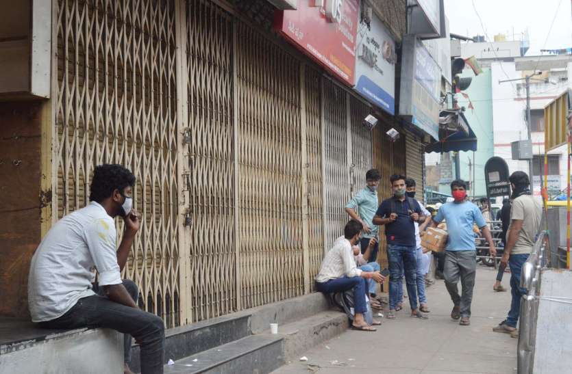 Police Lockdown Market After Govt Order, Businessmen In ...