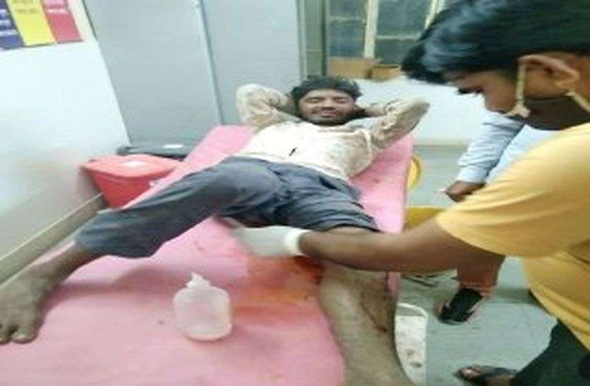 विवाह समारोह में शिरकत करने से पहले ही हादसा,बाइक सवार एक युवक की मौत,दो साथी गंभीर घायल विवाह समारोह में शिरकत करने से पहले ही हादसा,बाइक सवार एक युवक की मौत,दो साथी गंभीर घायल