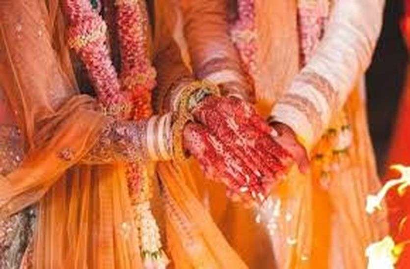 ढाई घंटे के फेरे, वरमाला-तोरण, डिनर और विदा भी...सब तीन घंटे में! वर-वधू पक्ष बोले आदत नहीं है ऐसी शादी की लेकिन गाइडलाइन भी जरूरी ढाई घंटे के फेरे, वरमाला-तोरण, डिनर और विदा भी...सब तीन घंटे में! वर-वधू पक्ष बोले आदत नहीं है ऐसी शादी की लेकिन गाइडलाइन भी जरूरी