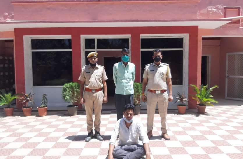चौमूं में ज्वैलर्स के यहां डकैती डालने के मामले में सोना खरीदने वाला सुनार गिरफ्तार चौमूं में ज्वैलर्स के यहां डकैती डालने के मामले में सोना खरीदने वाला सुनार गिरफ्तार