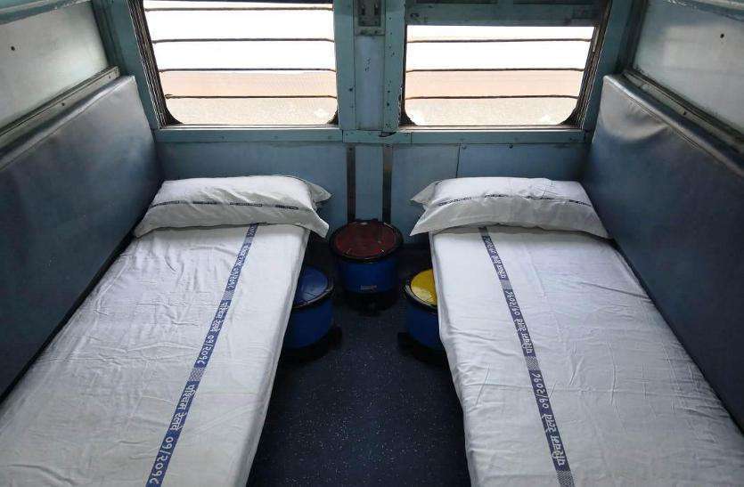 Railway coaches empty into isolation wards देशभर में बेड को लेकर मारामारी, रेलवे के खाली पड़े हैं आइसोलेशन कोच