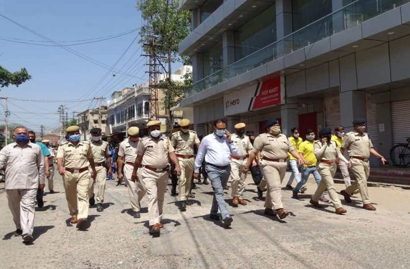 Alwar Collector And SP Flag march For Corona Awareness अलवर में कलक्टर और एसपी भारी लवाजमे के साथ सड़क पर उतरे, कोरोना को लेकर आमजन को जागरूक किया