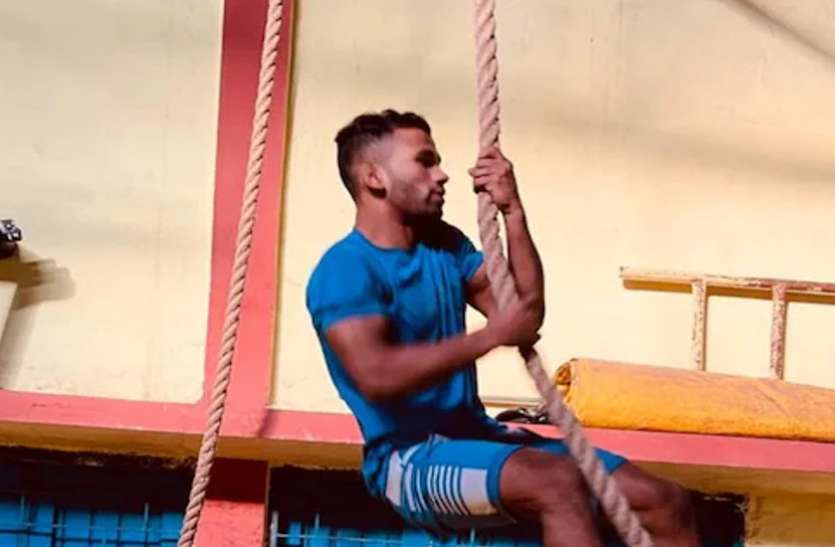 wrestler_sunny_jadhav.jpg नौकरी मिलते ही खत्म हुई पहलवान जाधव की आर्थिक तंगी