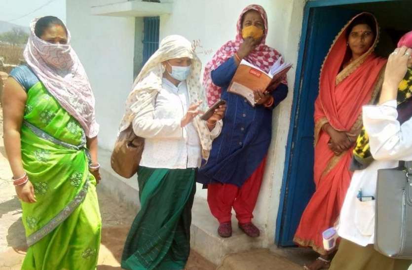door-to-door survey intensified in Kill Corona campaign in Singrauli कोरोना संक्रमण पर पर्दा, पड़ोसी बता रहे पड़ोसी का हाल