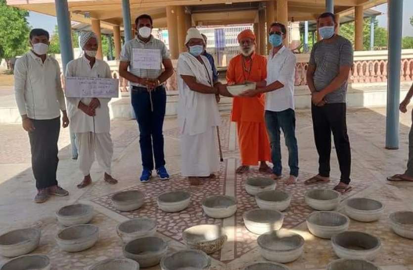 श्वानों के लिए भोजन का बर्तन वितरित श्वानों के लिए भोजन का बर्तन वितरित