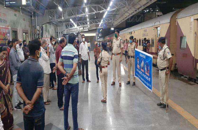 आरपीएफ ने अहमदाबाद स्टेशन पर चलाया कोरोना जागरूकता अभियान आरपीएफ ने अहमदाबाद स्टेशन पर चलाया कोरोना जागरूकता अभियान