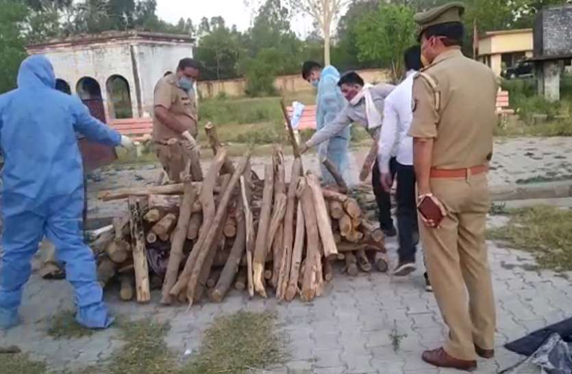 up-police-conducted-last-rites-of-a-old-lady-after-relatives-refused.jpg कोरोना काल अपनों ने भी मुंह मोड़ा तो बेटे ने की सहायता से किया बुजुर्ग मां का अंतिम संस्कार