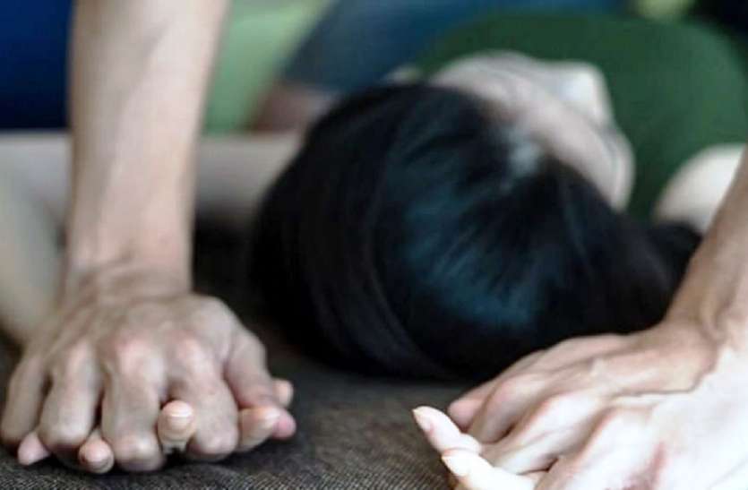 rape युवती को घर से बुलाकर ले गई पड़ोस की महिला, दो युवकों ने किया दुष्कर्म