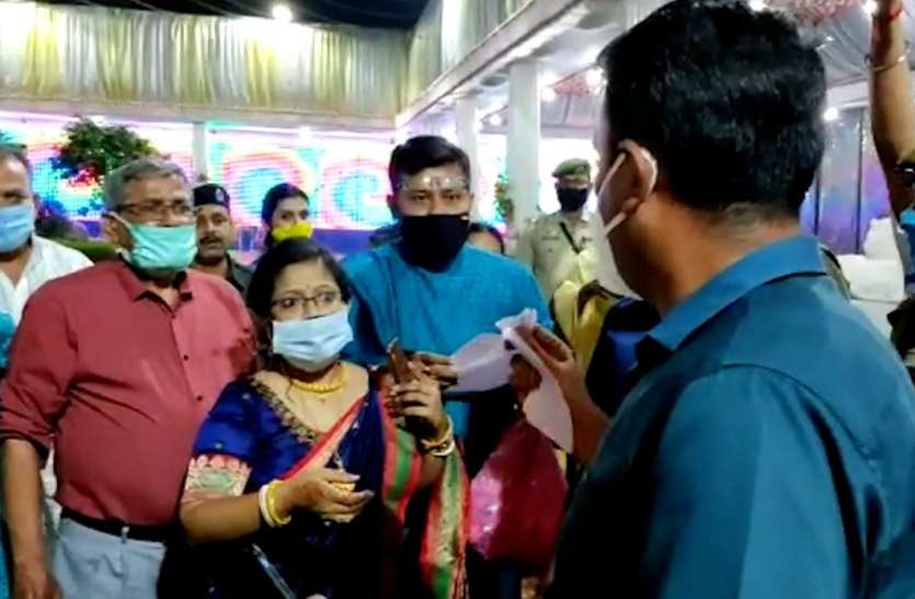 West Tripura District Magistrate त्रिपुरा: शादी समारोह में डीएम ने मारी एंट्री, दुल्हा-दुल्हन को धक्के मारकर बाहर निकाला