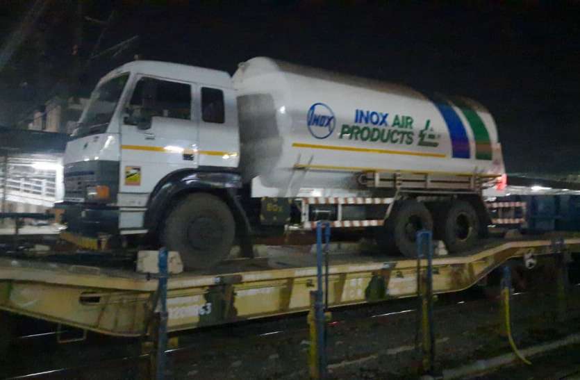 23 metric tons of liquid oxygen reach in Jabalpur ऑक्सीजन का संकट होगा कम, जबलपुर पहुंची 23 मीट्रिक टन ऑक्सीजन