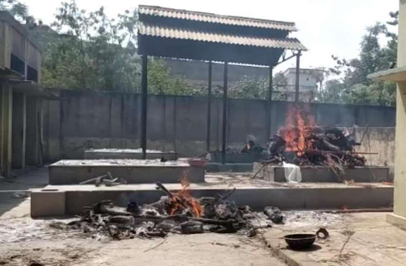 shamshan ghat श्मशान घाट पर लगी शवों की लाइन, नहीं बची अंतिम संस्कार की जगह, समिति बोली- नो एंट्री प्लीज