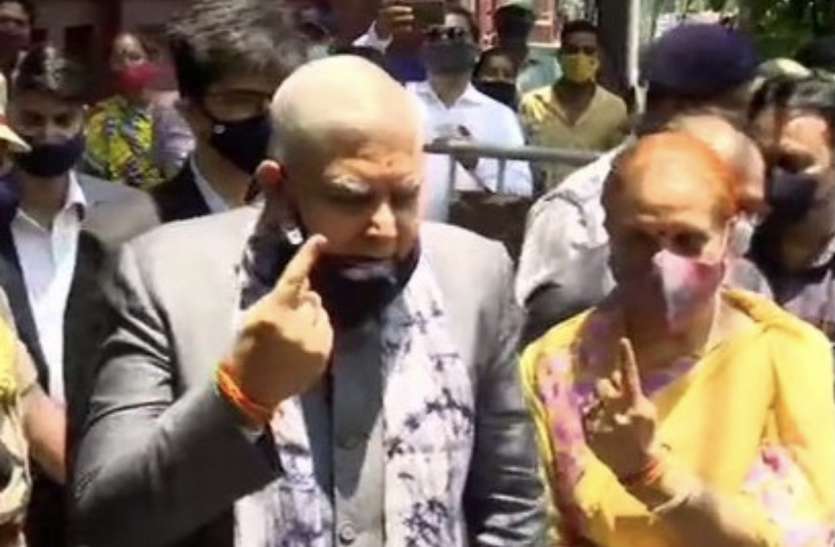 बमबाजी, बूथ पर जाने से रोकने के बीच बंगाल में वोटिंग बमबाजी, बूथ पर जाने से रोकने के बीच बंगाल में वोटिंग