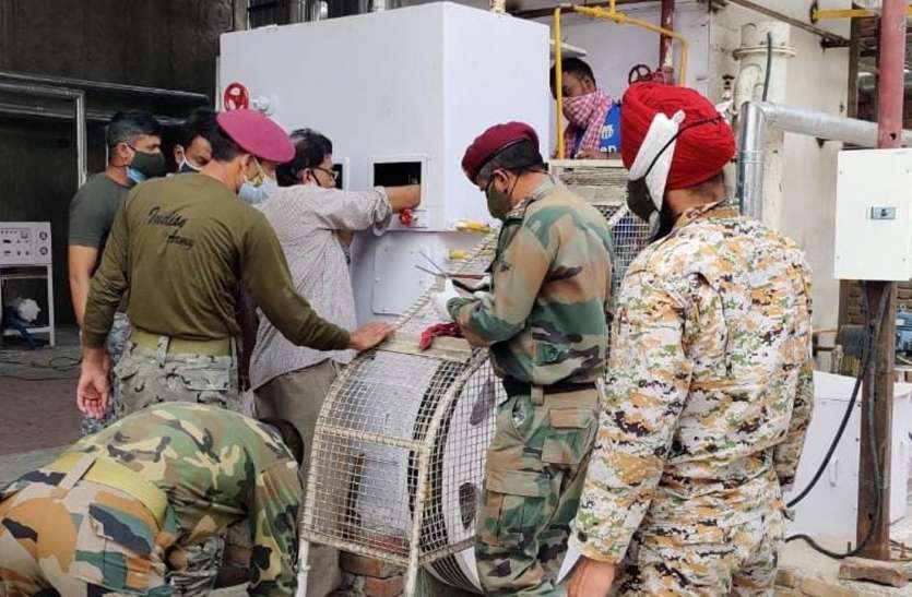 Oxygen plant आगरा में सेना के जवानों ने संभाली कमान, कई साल से बंद पड़े आॅक्सीजन प्लांट को कराया शुरू