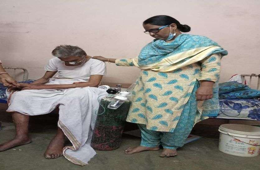 कोरोना महामारी में संजीवनी का काम कर रहे यह समाजसेवी कोरोना महामारी में संजीवनी का काम कर रहे यह समाजसेवी
