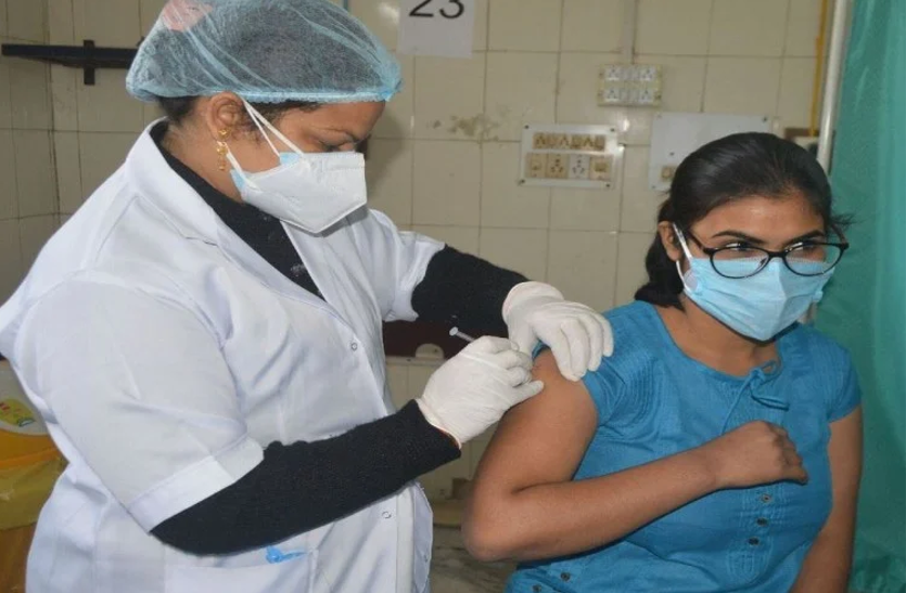 covid 19 vaccines महाराष्ट्र सरकार का बड़ा फैसला, प्राइवेट हॉस्पिटलों से वापस लेगी कोविड-19 वैक्सीन