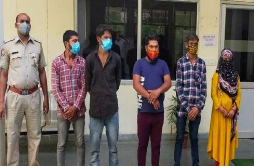एक महिला सहित पांच तस्कर गिरफ्तार, गांजा बरामद एक महिला सहित पांच तस्कर गिरफ्तार, गांजा बरामद